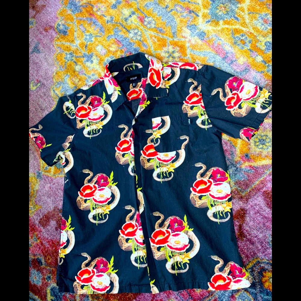 ☠️🐍Men’s collared HUF shirt small tear reflected in price.